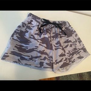 Grey camouflage shorts with adjustable drawstring: front and back pockets
